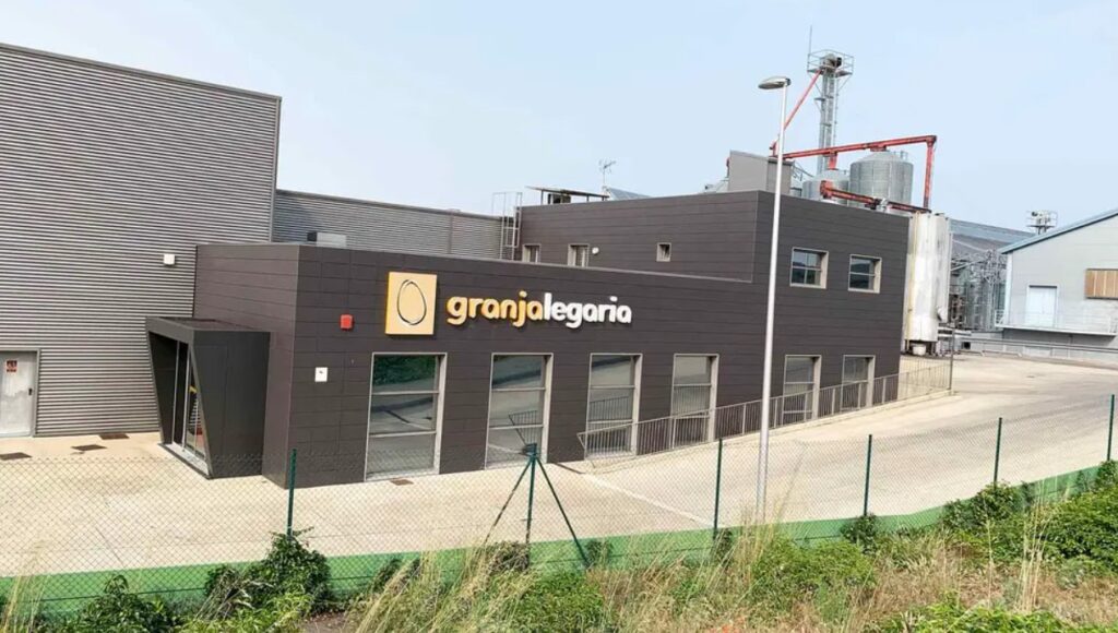 Instalaciones avícolas de Granja Legaria en Legaria, Navarra.