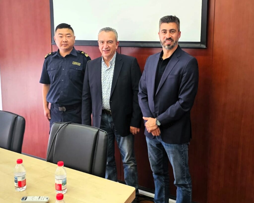 Josep Sole y Jordi Montfort con representantes de Aduanas Chinos-GACC